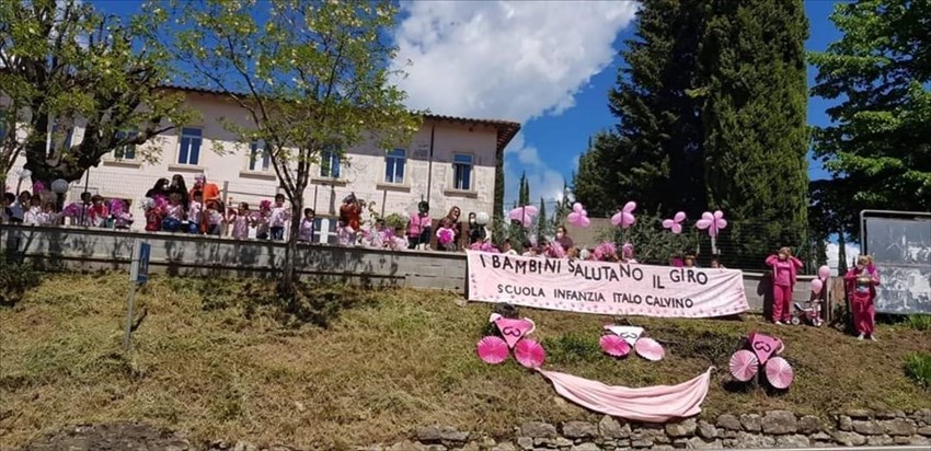 Passaggio dei corridori del Giro d'Italia 2021 ed il saluto dei bambini della Scuola Calvino