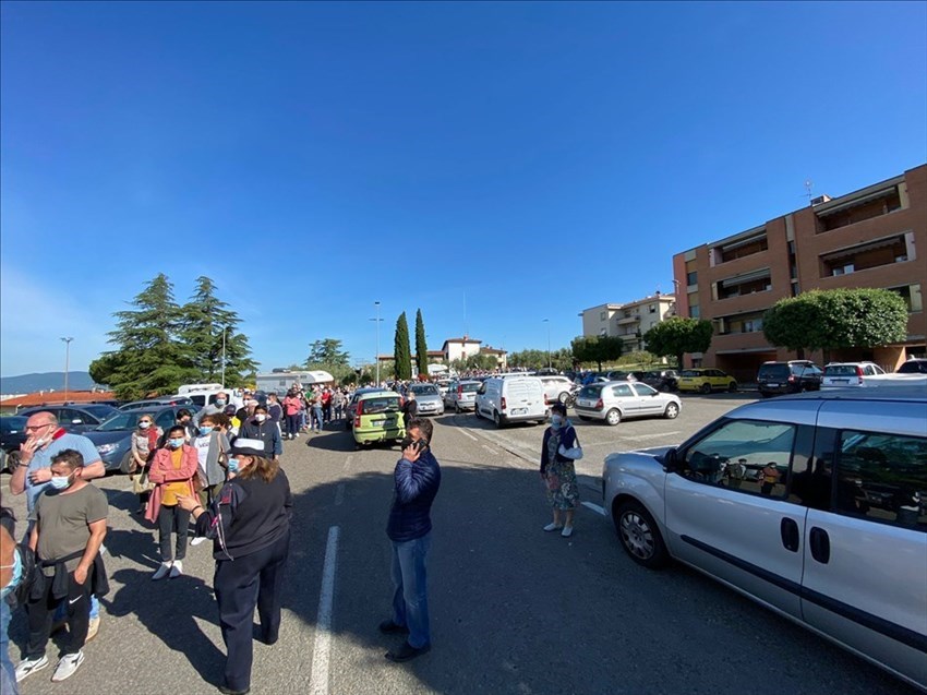 Vaccini all'Hub di Reggello: la coda infinita