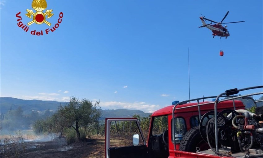 Incendio a I Veroni a Pontassieve: le operazioni di spegnimento dei pompieri