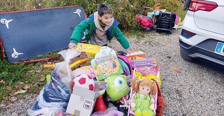 Jacopo con giochi da donare