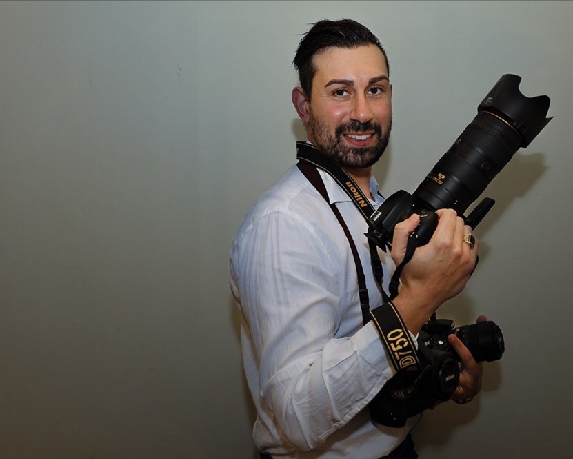 Simone con le sua macchine fotografiche