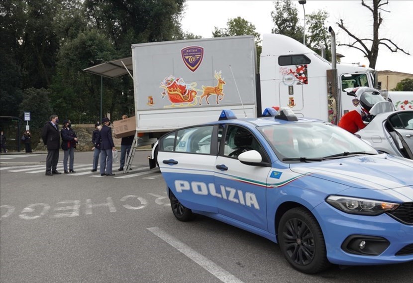 La Polizia di Stato davanti al Mayer di Firenze porta i regali natalizi ai bambini ricoverati.