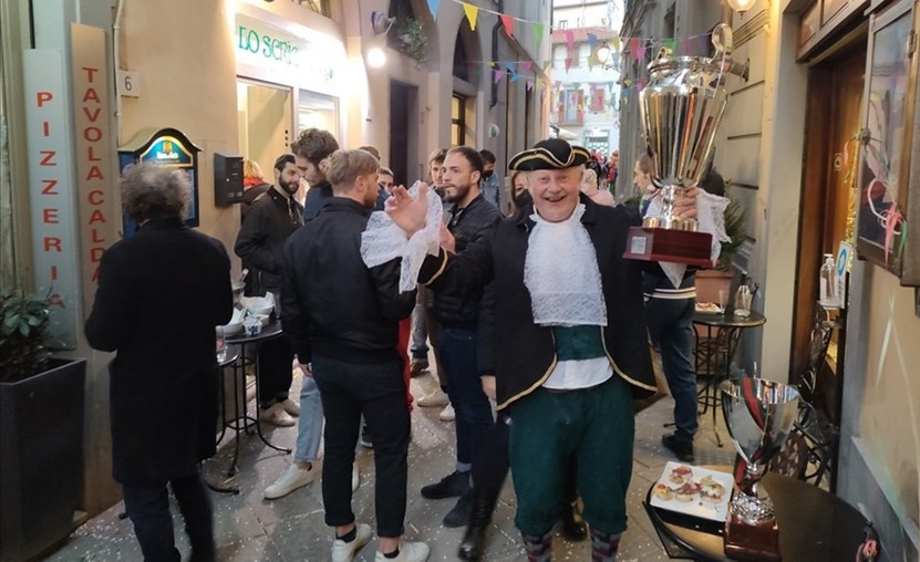 L’ex giocatore della Fortis Enzo Cavaciocchi, in perfetto costume settecentesco mostra la Coppa Toscana.