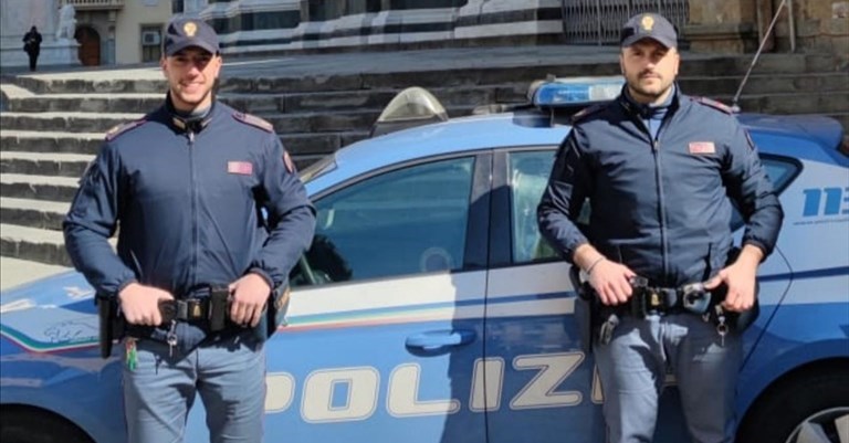 90enne si sente sola e chiama la Polizia di Stato: due agenti la