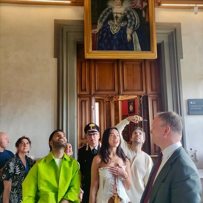 Dua Lipa in visita agli Uffizi