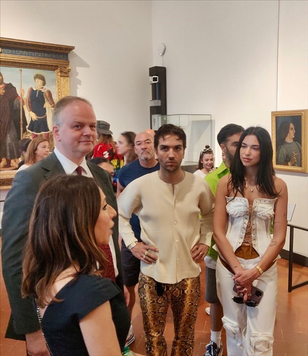 Dua Lipa in visita agli Uffizi