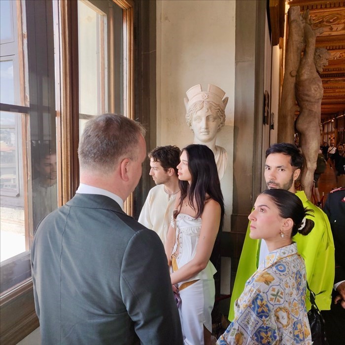 Dua Lipa in visita agli Uffizi