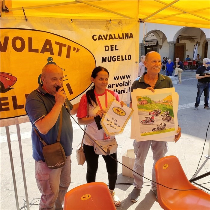 A sinistra Alfredo Billi e Adriano Martinelli Fagiani a destra, premiano Claudia Sabatini figlia del fondatore della Milano Taranto.