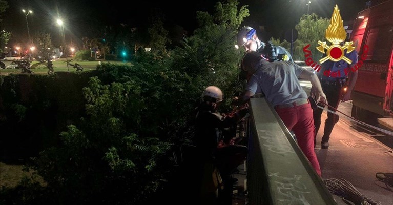 il recupero del cadavere sul ponte San Niccolò