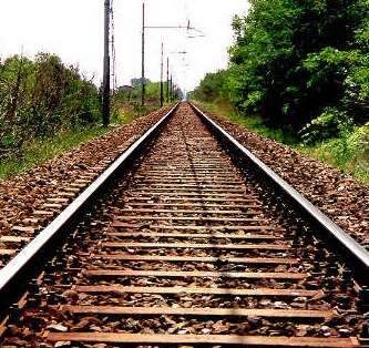 Livorno: si sdraia sui binari e un treno gli passa sopra. Illeso...