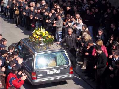 Il Mugello piange due figli. Folla a Borgo per i funerali dei ragazzi morti sull'A1