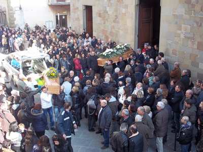 Il Mugello piange due figli. Folla a Borgo per i funerali dei ragazzi morti sull'A1