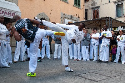 Conosci la Capoeira? Il racconto (e le foto) della roda di tamburi in Piazza dell’Orologio...