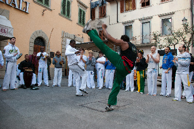 Conosci la Capoeira? Il racconto (e le foto) della roda di tamburi in Piazza dell’Orologio...