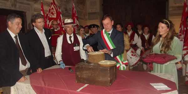 Scarperia. Primo taglio per il Gran Mugello Ubaldino 2012. Foto e video...