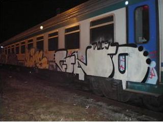 Imbrattano treni a Borgo, due writers denunciati