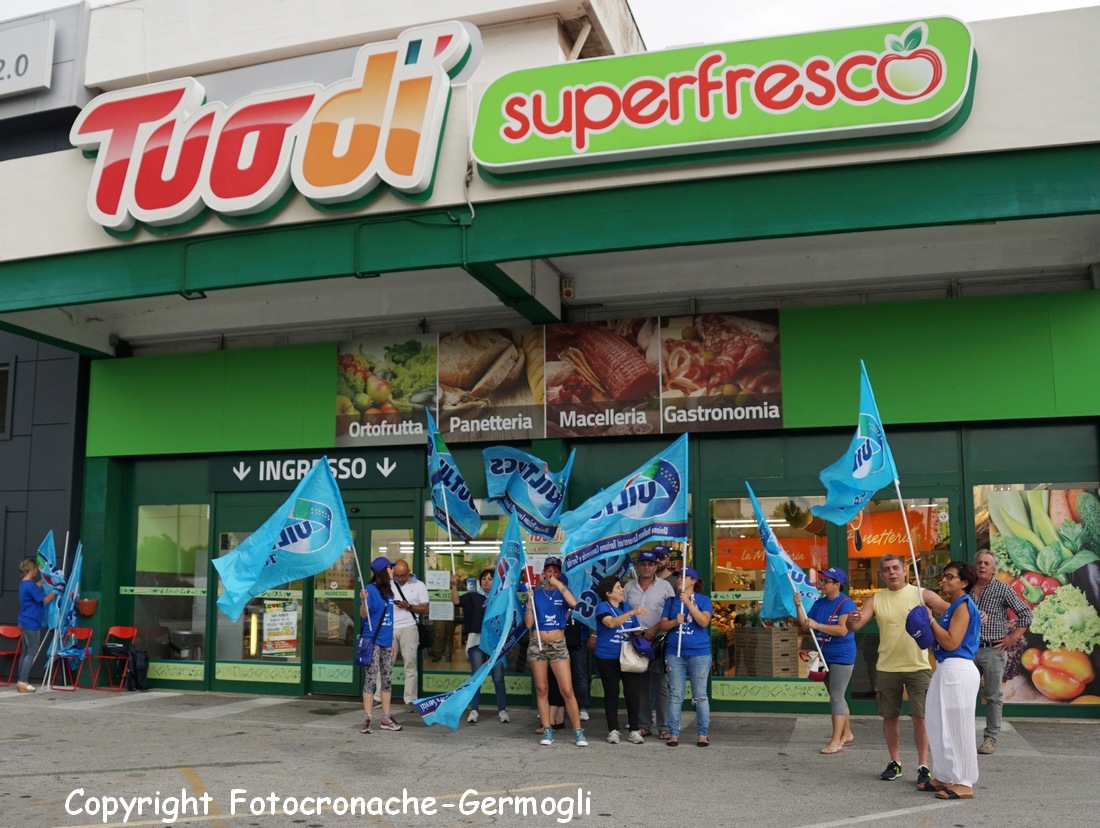 Dico/Tuodì. Ieri il vertice: Barberino per ora resta aperto, ma a rischio quattordicesima e paga di luglio