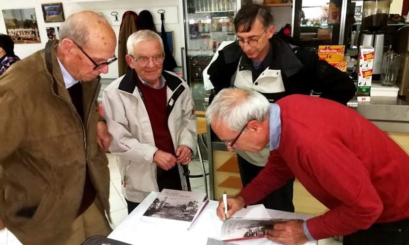 Adriano Gasparrini mentre firma il suo libro dopo la conferenza al Circolo Culturalre “E Coppini” di Grezzano