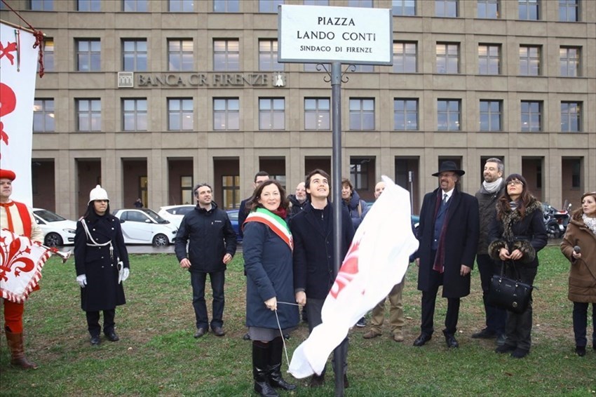 Il momento della scopertura della targa dell'intitolazione della piazza a Lando Conti