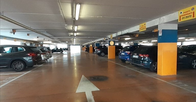 Il garage di Piazza Alberti con le vistose macchie sul pavimento