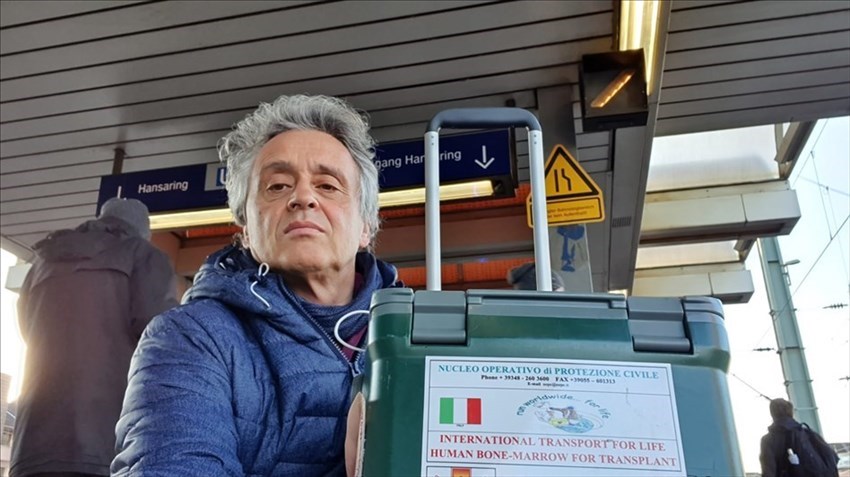 in attesa di un treno in una stazione tedesca