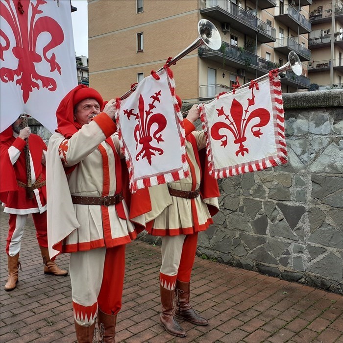 Le chiarine annunciano l'intitolazione