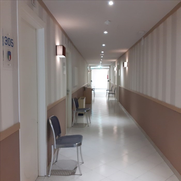 corridoio con le camere già allestite, si noti la sedia fuori per passare il vitto