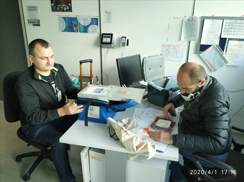 Federico prende in consegna le cellule dal collega tedesco all'ufficio di sanità dell'aeroporto di Roma Fiumicino