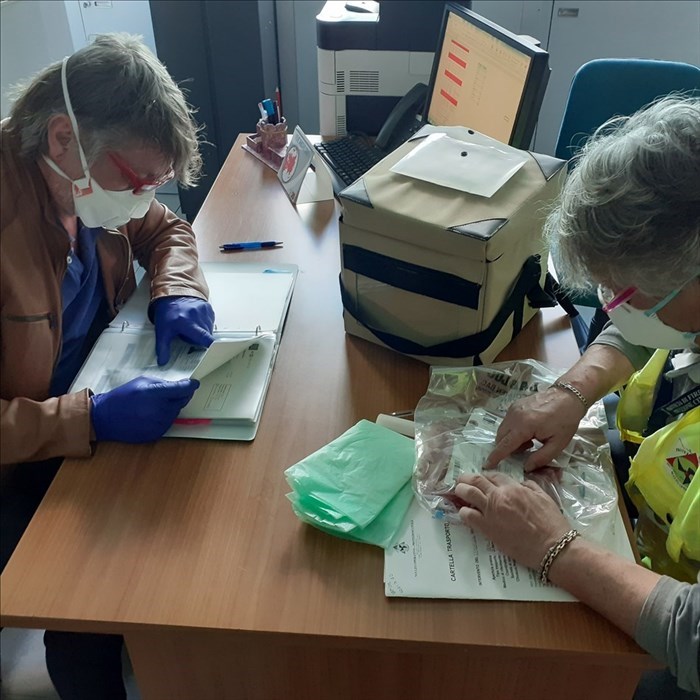 Massimo e un collega tedesco nell'ufficio di sanità aeroportuale di Fiumicino si passano di mano la vita