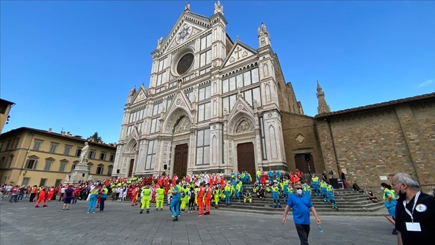 veduta della piazza col personale del volontariato schierato