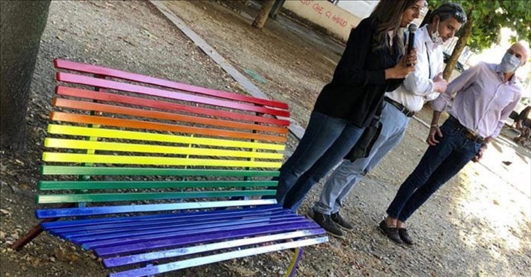 la panchina arcobaleno in piazza Leopoldo