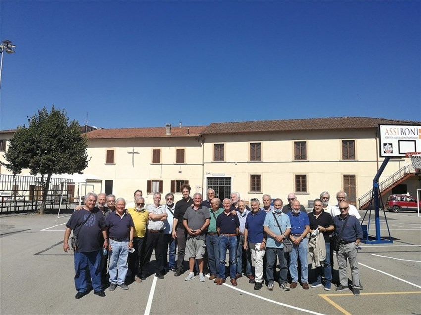 Foto di gruppo al Centro Giovanile del Mugello