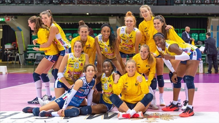 La foto di gruppo a fine partita dell'Imoco Volley Conegliano