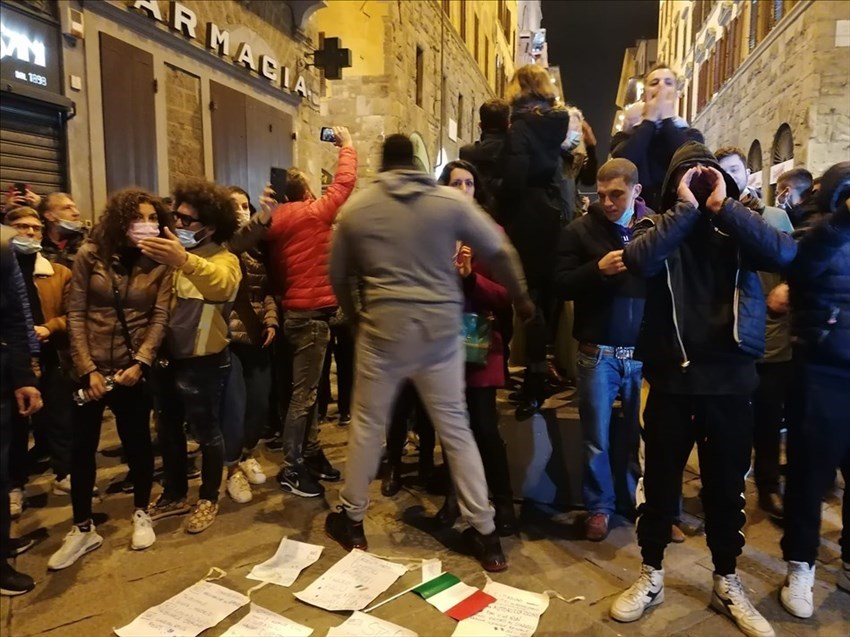 Dalle prime immagini dei manifestanti pacifici, fino agli scontri con la Polizia