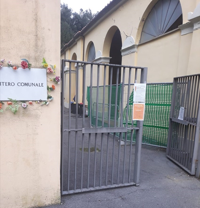 Le transenne di fronte alla ala 1 del Cimitero in Via Reni a Pontassieve