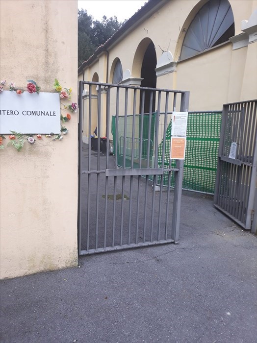 Le transenne di fronte alla ala 1 del Cimitero in Via Reni a Pontassieve