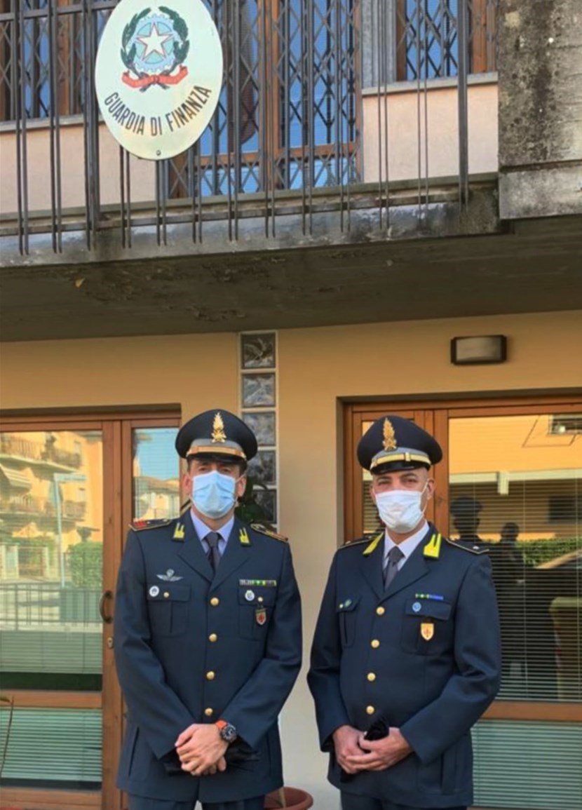 Il Luogotenente Marco Bai a sinistra con il nuovo comandante Sottotenente Sergio Procaccini