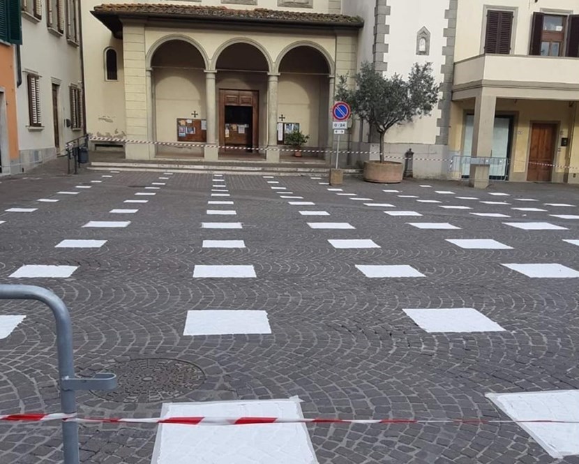 Una scacchiera in Piazza Giotto? Installazione anti-covid