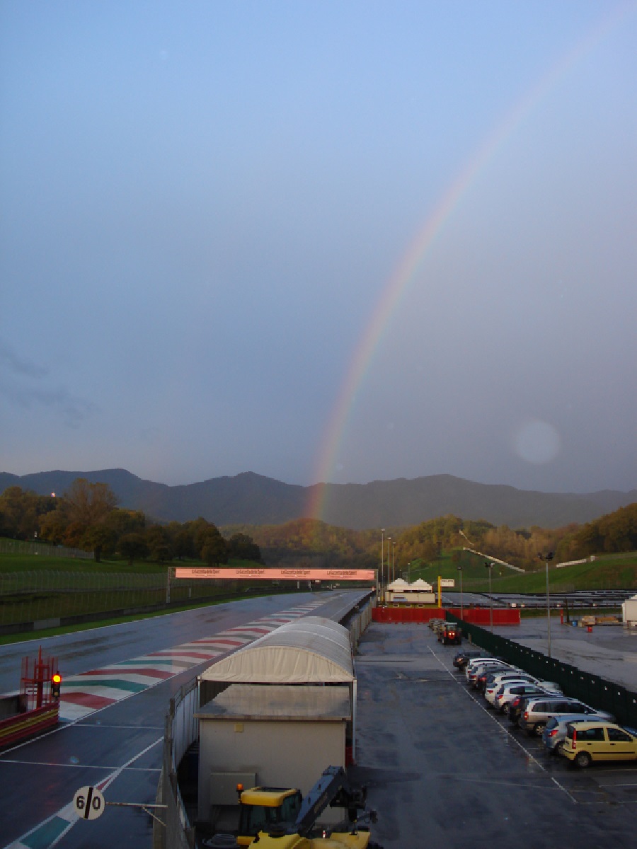 Arcobaleno sopra l’Autodromo. Buon auspicio per la Ferrari?